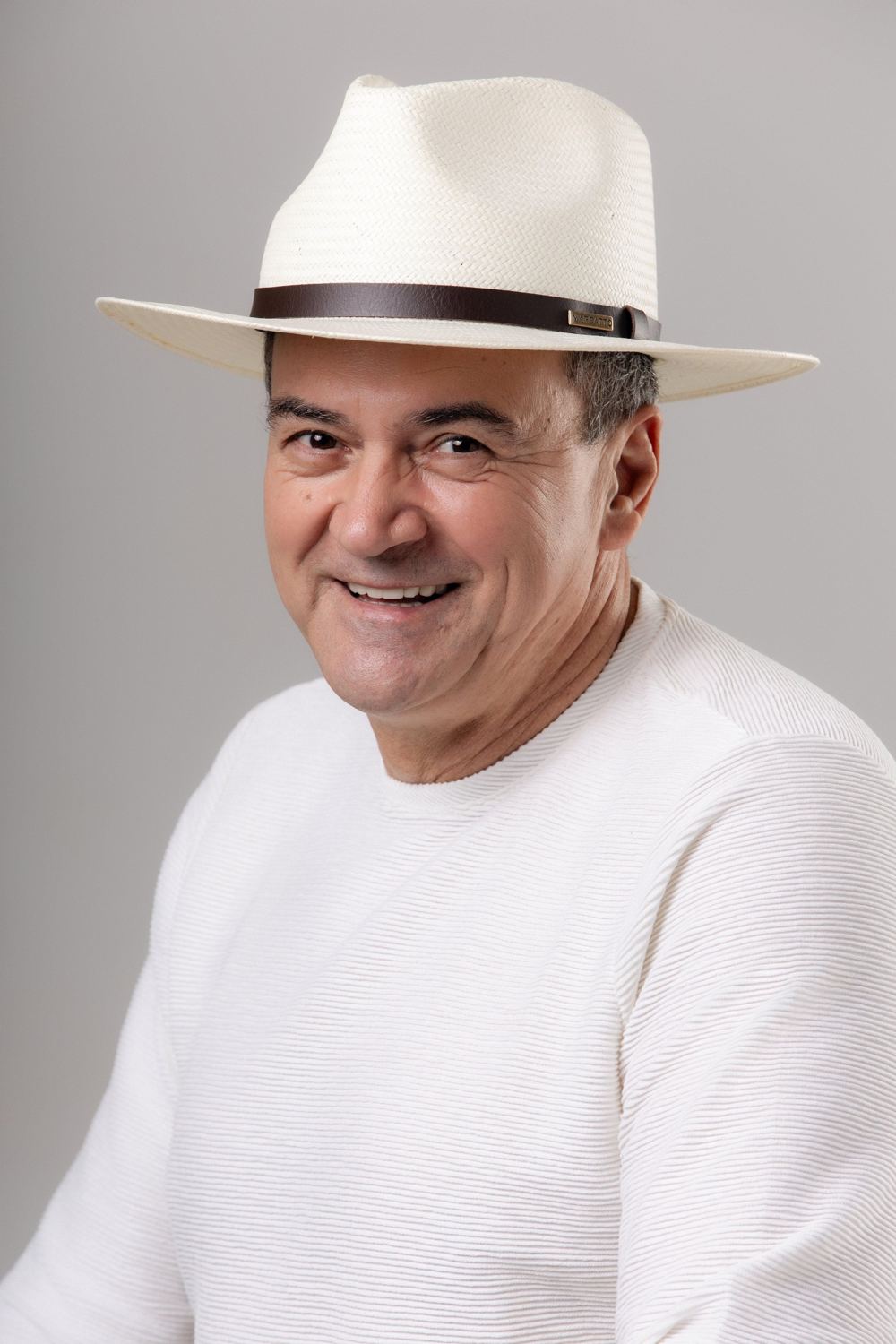 Retrato de Valdir Pasa com chapéu de palha, sorrindo