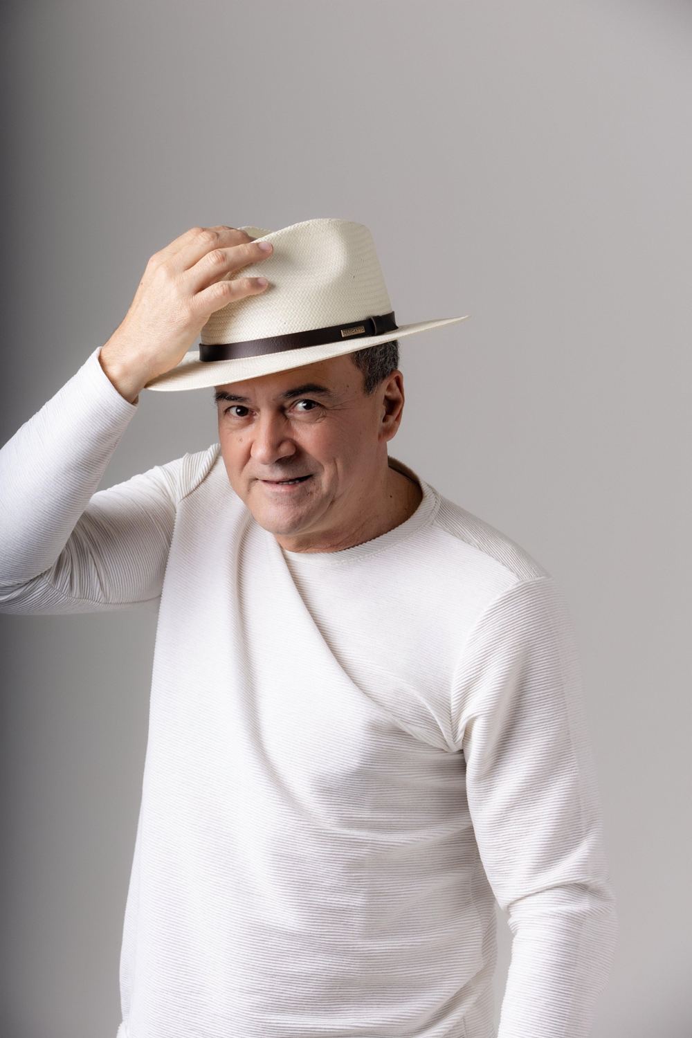 Valdir Pasa tocando a aba do chapéu em cumprimento