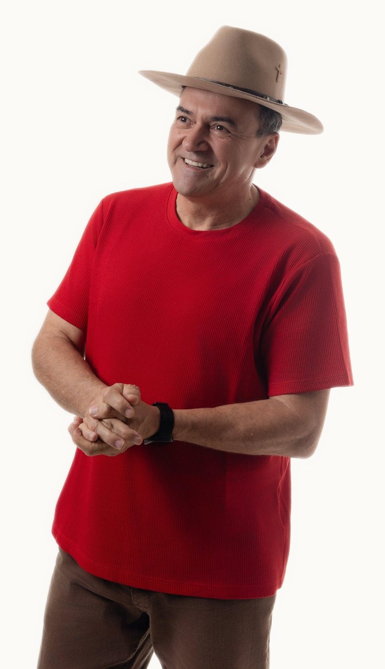 Valdir Pasa de chapéu e camiseta vermelha, sorrindo